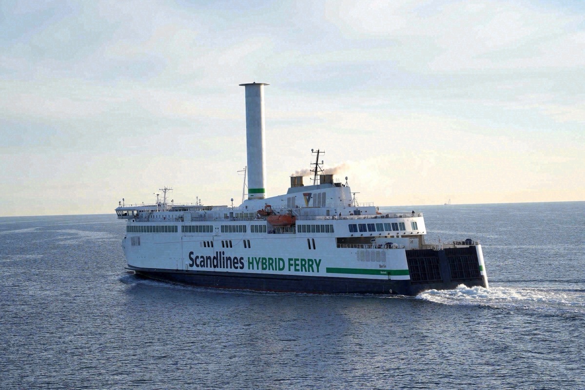 Scandlines-Hybridfähre auf der Ostsee zwischen Rostock und Gedser